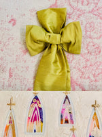 Load image into Gallery viewer, Medium Chartreuse Willow &amp; Pearls Bow
