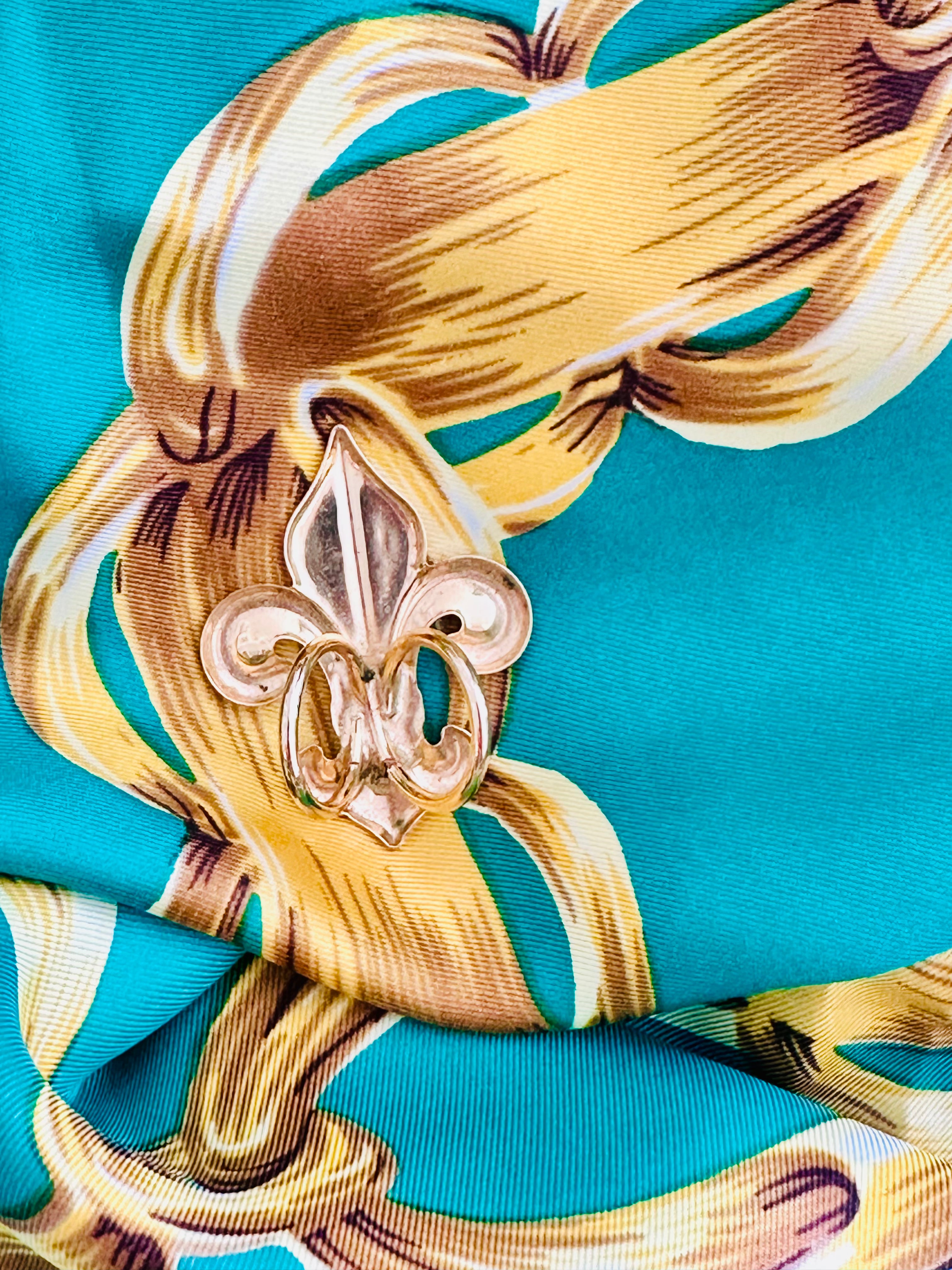 Effortlessly Chic Fleur-De-Lis Scarf Clip